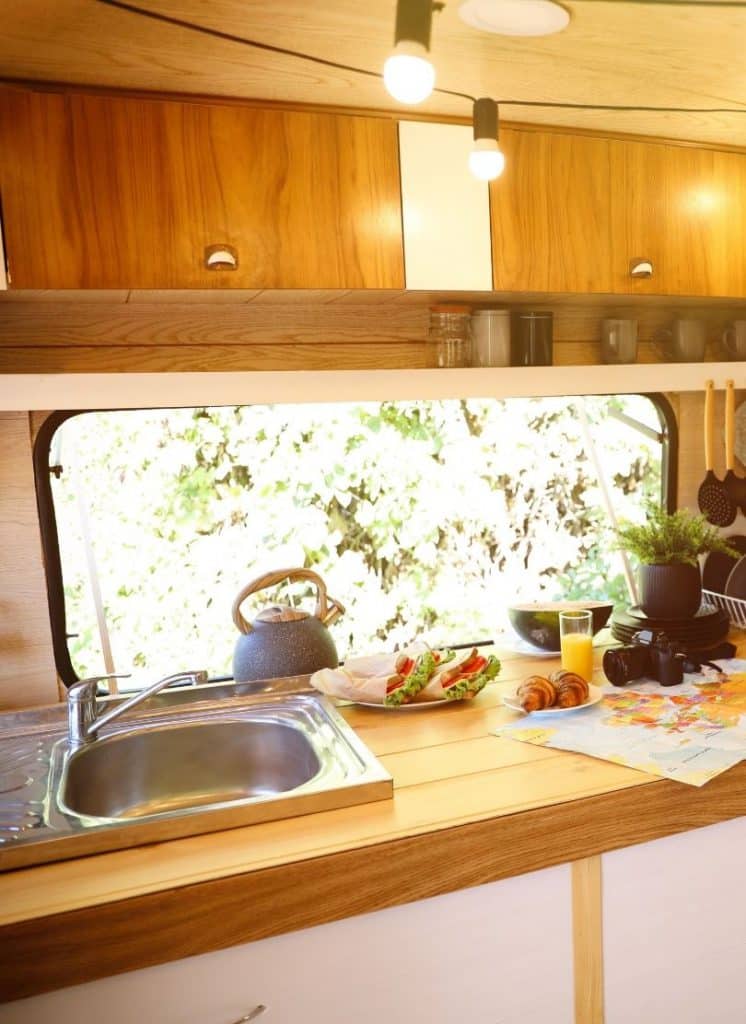 מטבח עם חלון כחלק מעיצוב בית בנוי ממכולות למכירה של חברת CONTAIN