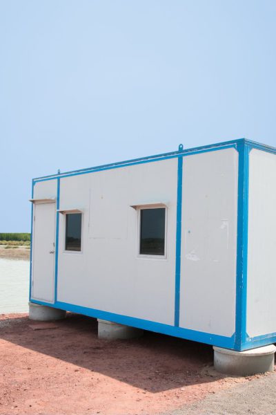 בית ממכולות לבן כחול לצרכי דוגמא של חברת CONTAIN
