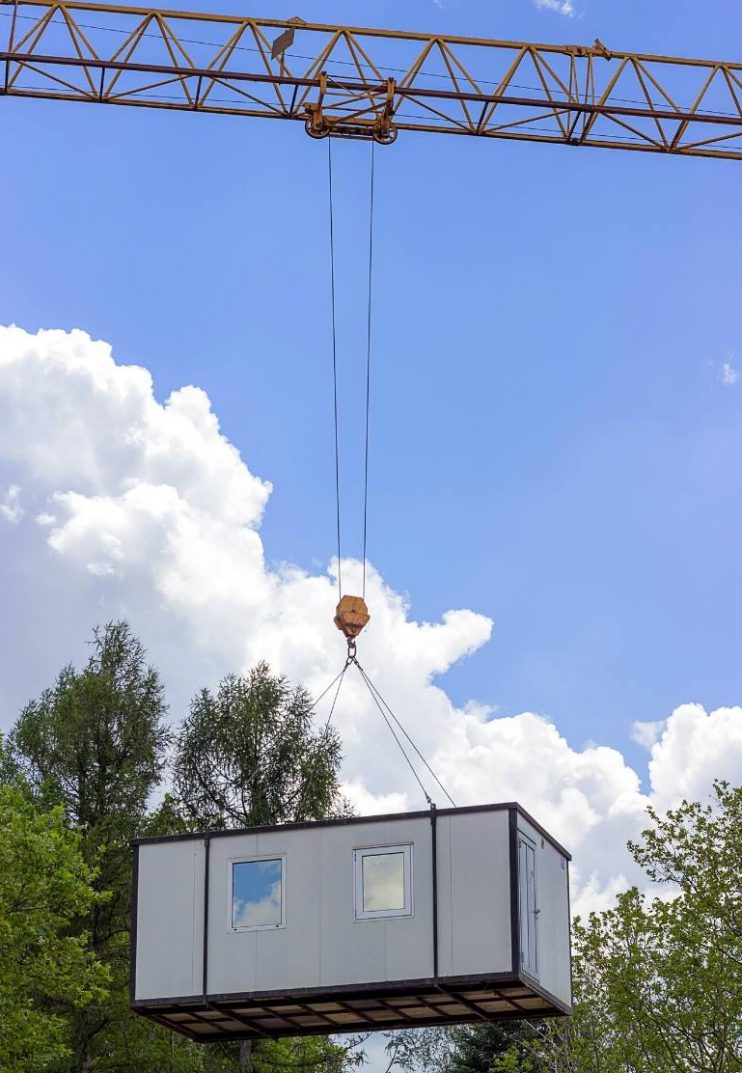 בית נייד באוויר עם מנוף מייצג אחת הדוגמאות של מבנים ניידים של חברת CONTAIN